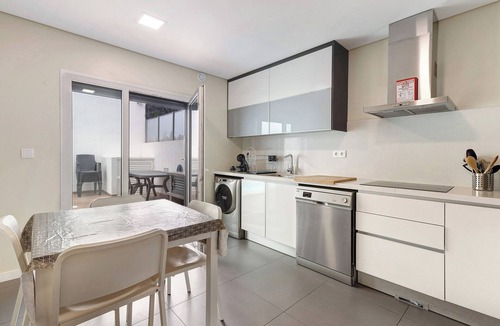 Seixal House | Holiday Home 'Sunset' with Private Pool, Wi-Fi and Air Conditioning