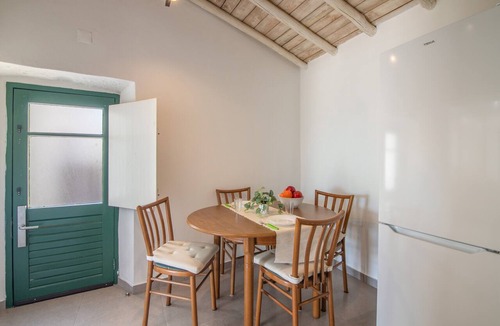 Moncarapacho e Fuseta House | Holiday Home 'Vila Salero 5' with Shared Pool, Wi-Fi and Air Conditioning