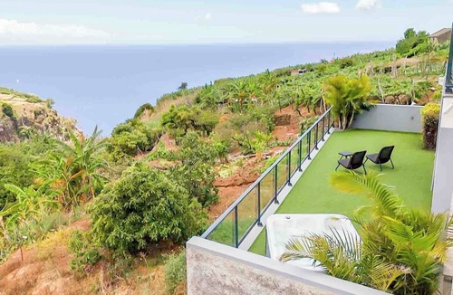 Estreito da Calheta House | House - sleeps 3, free parking, garden & jacuzzi