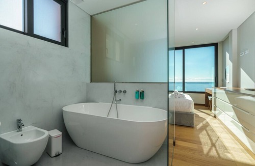Sao Martinho Villa | Japandi Accents Villa Jacuzzi En Suites EV Charger BBQ Ocean Views