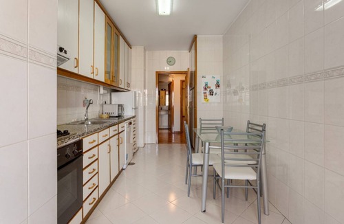 Maia Apartment | JOIVY Stylish City Centre Flat with Parking