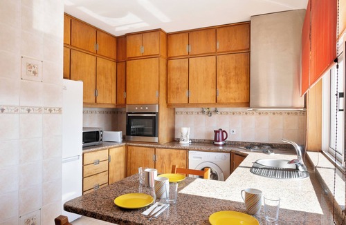 Canidelo Apartment | KING SIZE Bed with Air Conditioning near the BEACH and FREE Street Parking