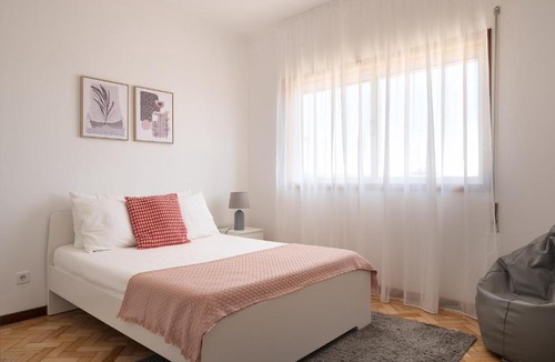 Canidelo Apartment | KING SIZE Bed with Air Conditioning near the BEACH & FREE Street Parking