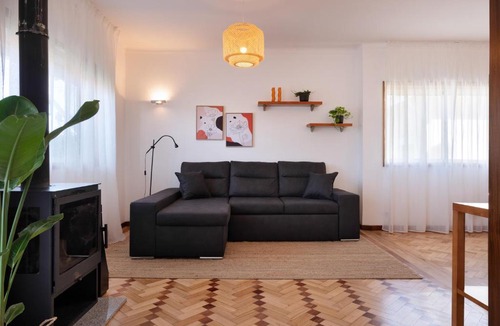 Canidelo Apartment | KING SIZE Bed with Air Conditioning near the BEACH & FREE Street Parking