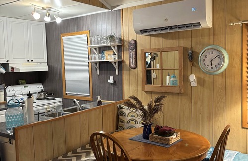 Adolphustown Cottage | Lakefront 4-bedroom cottage w/AC near The County. Pet-Friendly. Great Fishing!