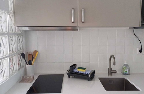 Barreiro Apartment | Little House Barreiro, wifi, a/c, 5 min to river front park, panoramic views!