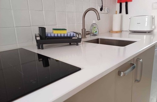 Barreiro Apartment | Little House Barreiro, wifi, a/c, 5 min to river front park, panoramic views!