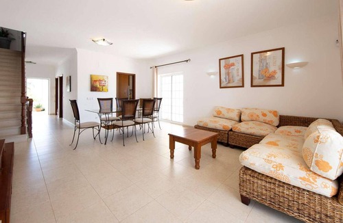 Guia House | Located in the beautiful village of Guia, this traditional villa offers a great place for relaxation