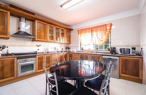 Azenhas do Mar House | Lonicera Villa, Central Heating, Wifi, Garden, Pool!New!
