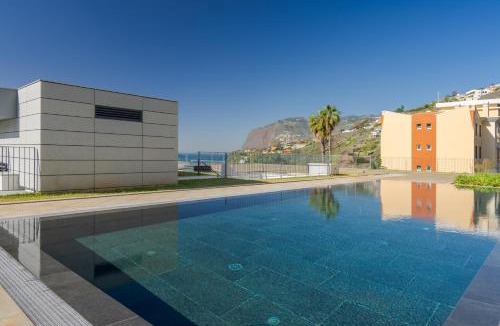 Sao Martinho Apartment | Luxurious Ocean and Sunset Views Family Haven with 3 En-Suite Bedrooms and Pool
