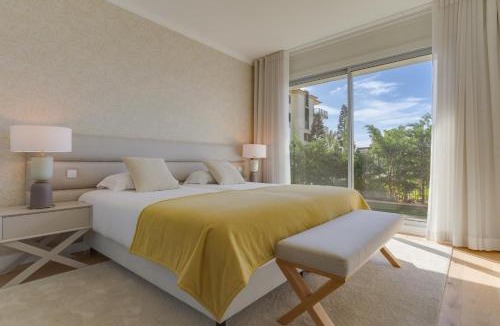 Sao Martinho Apartment | Luxurious Ocean and Sunset Views Family Haven with 3 En-Suite Bedrooms and Pool