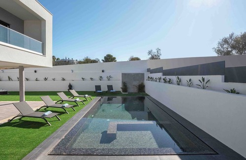 Montes de Alvor Villa | Luxury 5-Bedroom Villa in Alvor with Pool