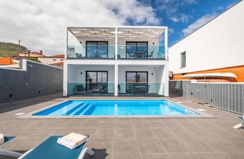 Canical Apartment | Luxury Seafront Escape I