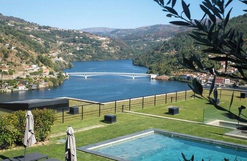 Cinfaes Ski Chalet | Luxury villa in the Douro with a breathtaking view of the river, vineyards, a pool, and a spa
