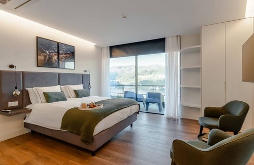 Cinfaes Ski Chalet | Luxury villa in the Douro with a breathtaking view of the river, vineyards, a pool, and a spa