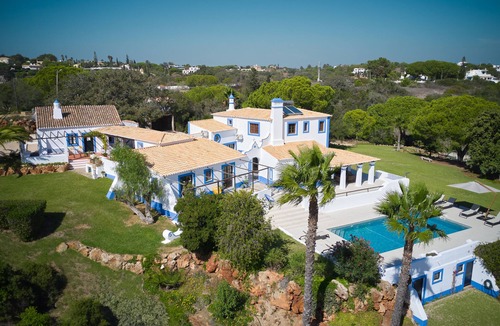 Lagoa e Carvoeiro Villa | Luxury villa with tennis court & heated pool