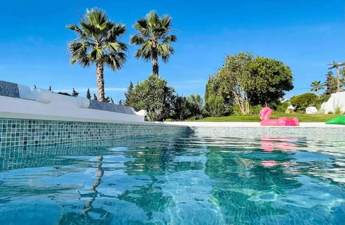 Lagoa e Carvoeiro Villa | Luxury villa with tennis court & heated pool