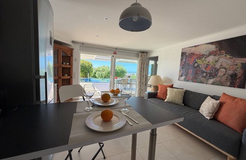 Vale Formoso Apartment | Mel de Flor Apartment with Sea View, Shared Infinity Pool, Garden & Wi-Fi