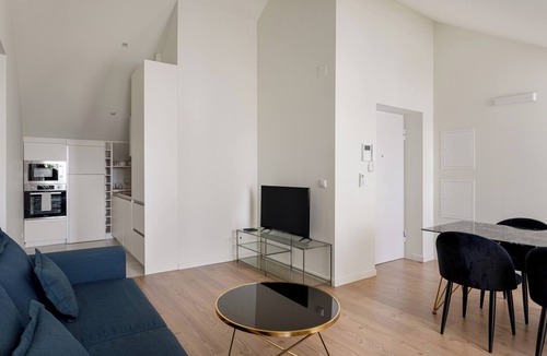 Linda-a-Velha Apartment | Modern 2-Bed Apartment near Belém with AC