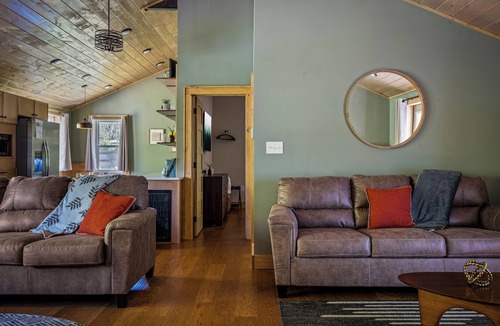 Gatlinburg - Pigeon Forge Cottage | Modern 2BR Creekside Cottage, Minutes to Pigeon Forge, No steep roads
