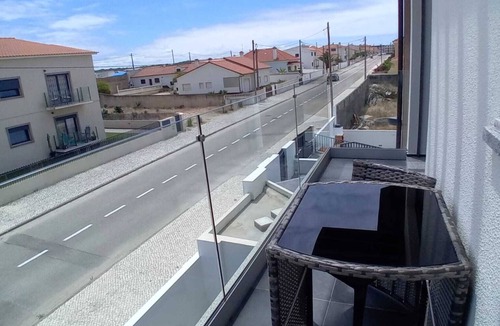Vieira de Leiria Apartment | Modern apartment with free parking right by the beach