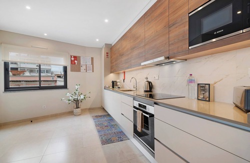 Se House | Modern Apartment in Central Faro with Parking and Balcony