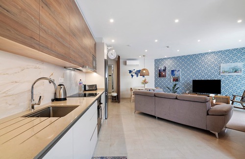Se House | Modern Apartment in Central Faro with Parking and Balcony