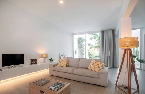 Feijo Apartment | Modern Grove Villa | 3 Bedroom | BBQ | Aircon