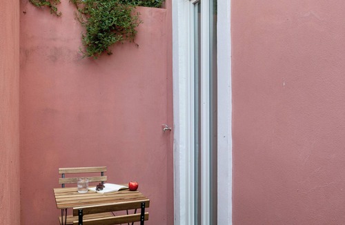 Linda-a-Velha Apartment | Modern Hideaway in the Heart of Lisbon