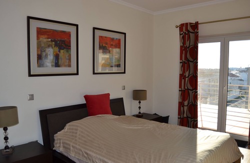 Branqueira House | Modern, spacious, centrally located three bedroom house with large pool and garden