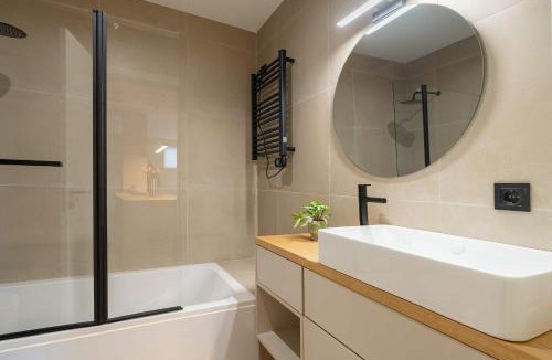 Vilarinha Apartment | Modern Studio Open Plan Elegance by HostWise