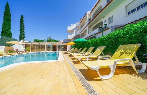 Patio Apartment | Modern Studio with Pool Minutes from the Beach in Albufeira