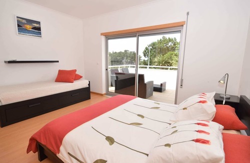 Sao Martinho do Porto Villa | Modern Villa in São Martinho do Porto with Swimming Pool