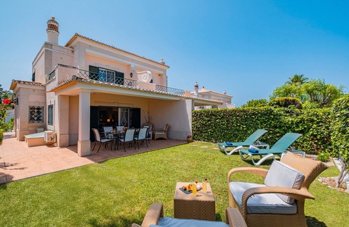 Vilamoura Villa | Modern villa close to the beach