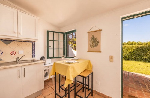 Moncarapacho e Fuseta Apartment | One bedroom apartment with access to a large shared swimming pool