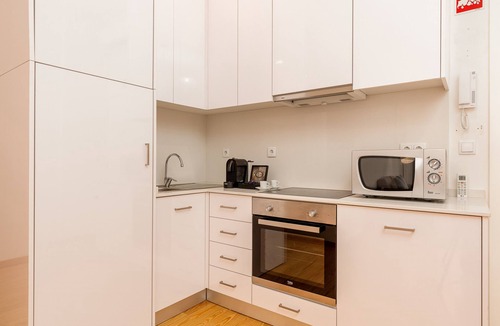 Centro / Baixa Apartment | One-Bedroom Apartment with main road view