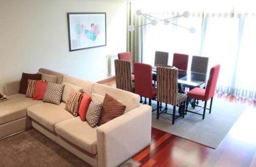 Creixomil Apartment | Panoramic City View Apartment - Guimarães