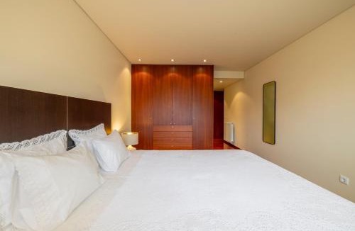 Creixomil Apartment | Panoramic City View Apartment - Guimarães