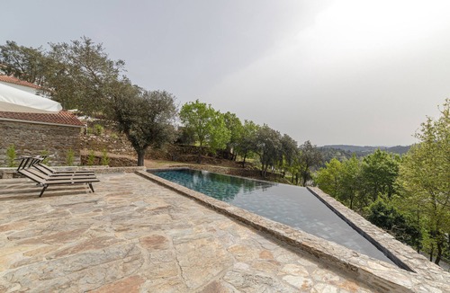 Esposade Ski Chalet | Private Villa with a Natural Pool Next to the Douro River
