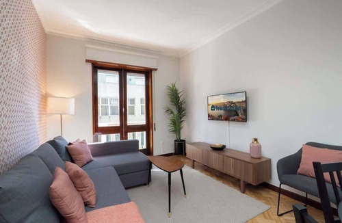 Cedofeita Apartment | Prized Spacious Flat | Balcony by HostWise