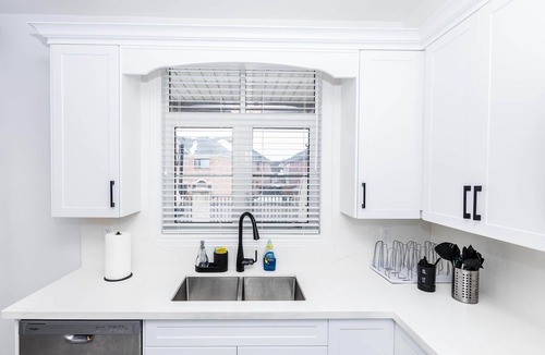 Vaughan House | Property in Vaughan, Modern 3BR Property in Vaughan w/Patio & Grill