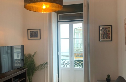 Santa Isabel Apartment | Quiet 2 BD with Terrace in Campo de Ourique