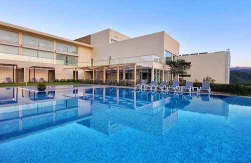 Molares Villa | Relaxing Mountain View Mid Century Vibe Stay | Free Parking + Onsite Pool