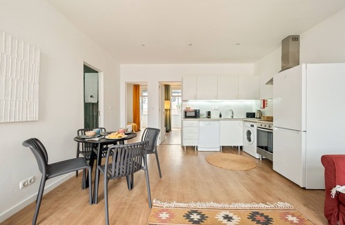 Linda-a-Velha Apartment | River View Terrace Apartment (C136)