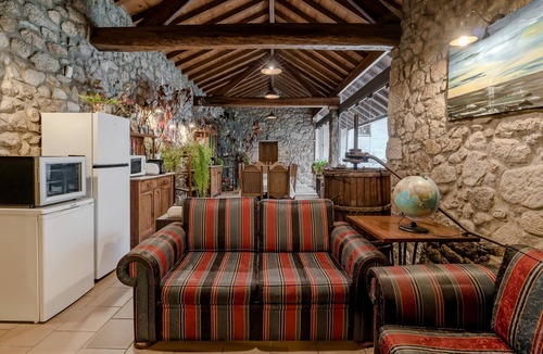 Vila do Conde Villa | Room 'Casa Do Caldas - Quarto 2' with Shared Pool, Shared Terrace and Wi-Fi