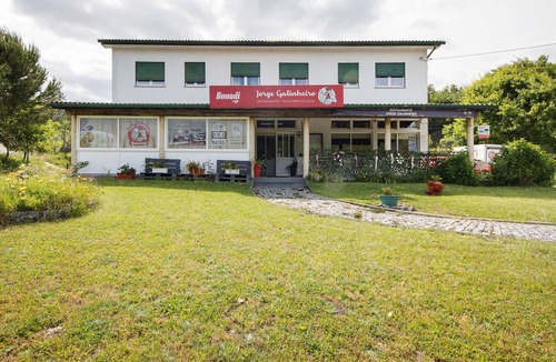 Castro Daire Apartment | Room 'Quarto 1 - Jorge Galinheiro' with Mountain View, Shared Garden and Wi-Fi