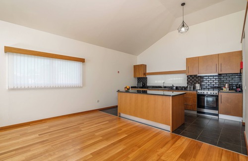 Estreito da Calheta Ski Chalet | Rosas House, tranquil house, 2 BR, 3 bathrooms with Jacuzzi, Airconditioner & BBQ