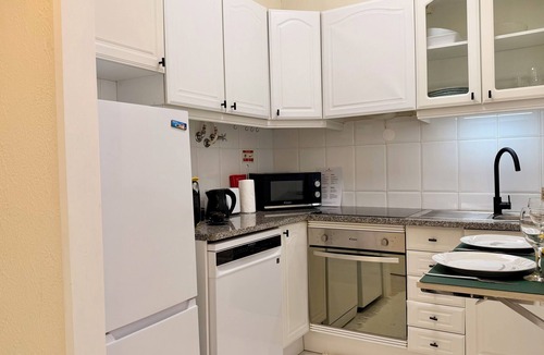 Praia de Santa Cruz Apartment | Santa Cruz Beach Retreat | Walk to Beach, Surf & Restaurants