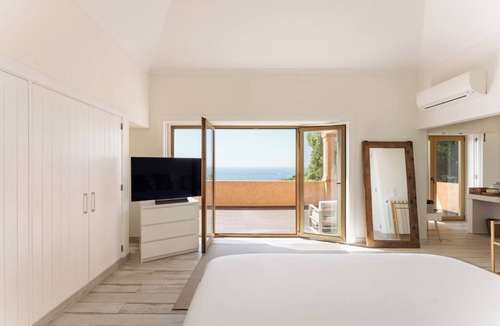 Lagos Hotel | Seaside Retreat Suite Perfect for Couples Enjoying Time in Nature – Algarve
