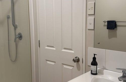 Mangere House | Semi-ensuite room in a house(Auckland Airport)Room only